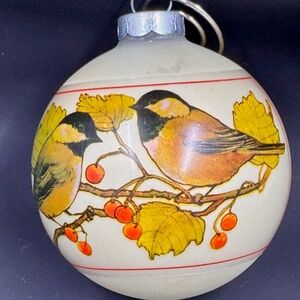 1976 CHRISTMAS ORNAMENT HALLMARK CARDS  - CHICKADEE ROUND ORNAMENT